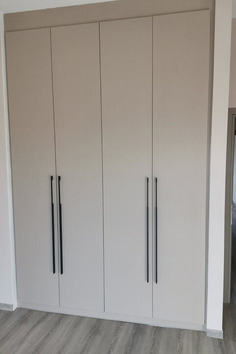 Ντουλάπα Ανοιγόμενη